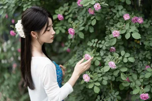 Elegant Portrait Photography: Zhi Zhi Wen in YiTuYu Art Language Vol.9158 – Romantic Aesthetic with Wild Roses and Vintage Charm-7