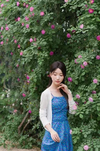 Elegant Portrait Photography: Zhi Zhi Wen in YiTuYu Art Language Vol.9158 – Romantic Aesthetic with Wild Roses and Vintage Charm-9
