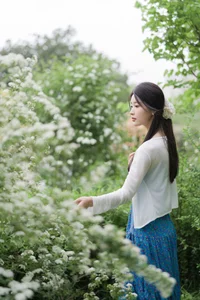 Elegant Portrait Photography: Zhi Zhi Wen in YiTuYu Art Language Vol.9158 – Romantic Aesthetic with Wild Roses and Vintage Charm-2