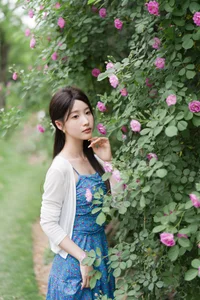 Elegant Portrait Photography: Zhi Zhi Wen in YiTuYu Art Language Vol.9158 – Romantic Aesthetic with Wild Roses and Vintage Charm-13