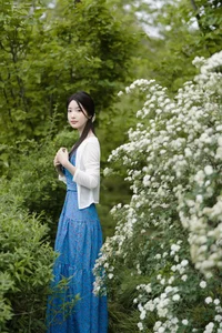 Elegant Portrait Photography: Zhi Zhi Wen in YiTuYu Art Language Vol.9158 – Romantic Aesthetic with Wild Roses and Vintage Charm-18