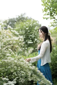 Elegant Portrait Photography: Zhi Zhi Wen in YiTuYu Art Language Vol.9158 – Romantic Aesthetic with Wild Roses and Vintage Charm-16