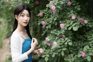 Elegant Portrait Photography: Zhi Zhi Wen in YiTuYu Art Language Vol.9158 – Romantic Aesthetic with Wild Roses and Vintage Charm-17