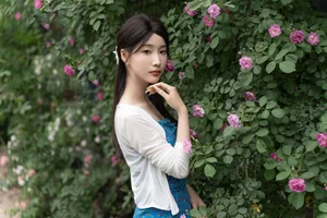 Elegant Portrait Photography: Zhi Zhi Wen in YiTuYu Art Language Vol.9158 – Romantic Aesthetic with Wild Roses and Vintage Charm-0