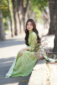 Radiant Spring Street Style: Capturing Pure Smiles and Fresh Urban Fashion for Your Next City Walk-1