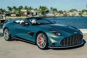 Exclusive One-of-a-Kind Aston Martin Vanquish Wave Edition: A Masterpiece of Bespoke Luxury and High-Performance Engineering for Charity-2