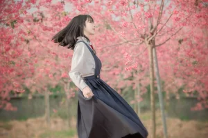 Elegant Asian Portrait Photography: Jian Xiao Cheng Vol.9389 – Serene Moments Under the Red Cherry Blossom Trees-0