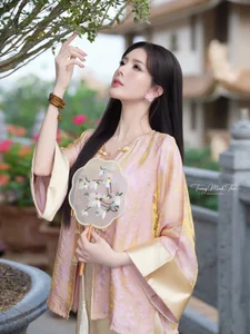 Elegant Silk Blouse Style Inspiration: Minimalist Feminine Fashion Featuring Lyly Luta for a Chic and Timeless Look-7