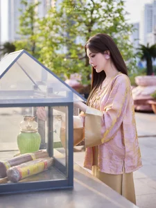 Elegant Silk Blouse Style Inspiration: Minimalist Feminine Fashion Featuring Lyly Luta for a Chic and Timeless Look-10