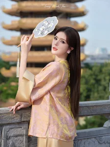 Elegant Silk Blouse Style Inspiration: Minimalist Feminine Fashion Featuring Lyly Luta for a Chic and Timeless Look-6