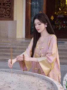 Elegant Silk Blouse Style Inspiration: Minimalist Feminine Fashion Featuring Lyly Luta for a Chic and Timeless Look-9