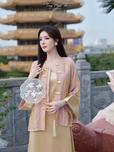 Elegant Silk Blouse Style Inspiration: Minimalist Feminine Fashion Featuring Lyly Luta for a Chic and Timeless Look-3