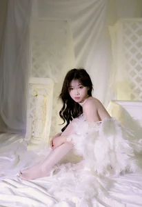 Elegant Art Photography: YiTuYu Art Language Vol.9170 Featuring Lan Lan in a Dreamy White Feather Aesthetic (38 High-Quality Images)-5