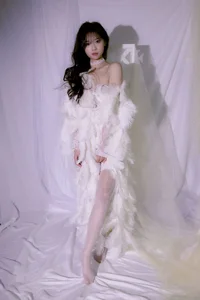 Elegant Art Photography: YiTuYu Art Language Vol.9170 Featuring Lan Lan in a Dreamy White Feather Aesthetic (38 High-Quality Images)-14