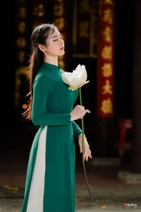Timeless Elegance in Emerald Green Ao Dai-6