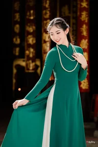 Timeless Elegance in Emerald Green Ao Dai-2