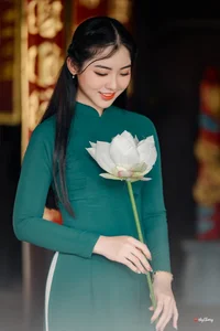Timeless Elegance in Emerald Green Ao Dai-11