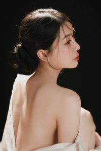 Artistic Portrait Woman Elegant Subtle Beauty-3