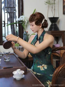Timeless Oriental Grace: Jin Yun Xi Yuki in Elegant Modern Cheongsam-9