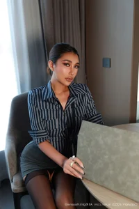 Sophisticated Office Style and Captivating Charisma of Fe - XiuRen No.10670 FE-10