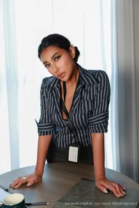 Sophisticated Office Style and Captivating Charisma of Fe - XiuRen No.10670 FE-21