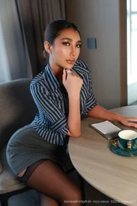 Sophisticated Office Style and Captivating Charisma of Fe - XiuRen No.10670 FE-13