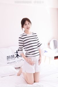 BoBoSocks Chinese Model No.556 Xiangcai: Youthful Casual Style with Striped Top, Shorts, Canvas Shoes & White Socks-9
