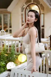 VGU No.182: Discover the elegant modern style of a confident girl with stylish glasses and a contemporary outfit-8