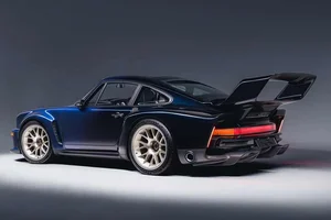 Singer Vehicle Design Porsche 911 "Sorcerer": A 700HP Fantasia Blue Masterpiece Reimagining the Classic 964 Generation for Ultimate Performance.-9
