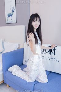 BoBoSocks: Elegant Chinese Model No.550 in White Sneakers Style-19