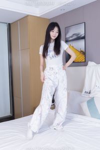 BoBoSocks: Elegant Chinese Model No.550 in White Sneakers Style-6