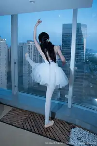 Ruan Qing XuiRen No.10575: Captivating Grace in a Pristine White Ballet Ensemble-10