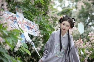 Ethereal Hanfu Beauty in Spring Bloom - YiTuYu Vol.8872 E E Chi Bu Bao-17