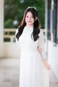 VGU No.164: VGU Student Showcases Pure Beauty in Traditional White Ao Dai-8