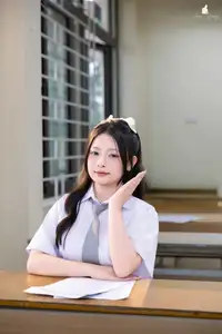 VGU No.164: VGU Student Showcases Pure Beauty in Traditional White Ao Dai-6