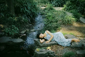 The Art of Summer: Long Xing Er’s Ethereal Portrait Series-23
