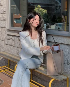 5 Chic and Warm Spring Outfit Ideas for 2026: Minimalist Fashion Inspiration for Sunny Days and Festive Celebrations-0