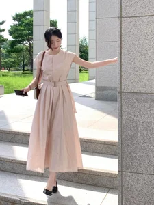 5 Chic and Warm Spring Outfit Ideas for 2026: Minimalist Fashion Inspiration for Sunny Days and Festive Celebrations-3