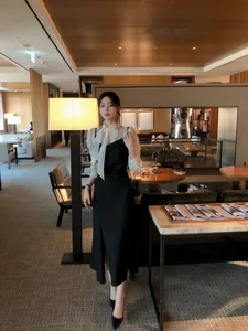 5 Chic and Warm Spring Outfit Ideas for 2026: Minimalist Fashion Inspiration for Sunny Days and Festive Celebrations-6