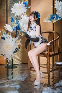 Elegant Blue and White Porcelain Cheongsam Photography: Modern Qipao Style Inspiration by Hanyu Sanwei-1