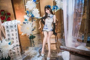 Elegant Blue and White Porcelain Cheongsam Photography: Modern Qipao Style Inspiration by Hanyu Sanwei-2
