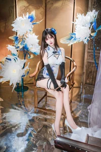 Elegant Blue and White Porcelain Cheongsam Photography: Modern Qipao Style Inspiration by Hanyu Sanwei-0