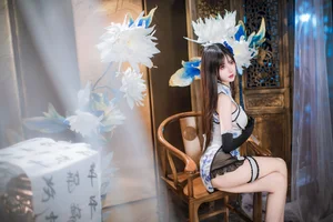 Elegant Blue and White Porcelain Cheongsam Photography: Modern Qipao Style Inspiration by Hanyu Sanwei-13