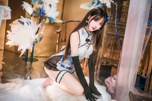 Elegant Blue and White Porcelain Cheongsam Photography: Modern Qipao Style Inspiration by Hanyu Sanwei-9