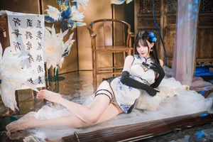 Elegant Blue and White Porcelain Cheongsam Photography: Modern Qipao Style Inspiration by Hanyu Sanwei-17