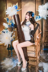 Elegant Blue and White Porcelain Cheongsam Photography: Modern Qipao Style Inspiration by Hanyu Sanwei-10