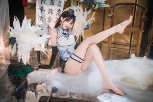 Elegant Blue and White Porcelain Cheongsam Photography: Modern Qipao Style Inspiration by Hanyu Sanwei-5