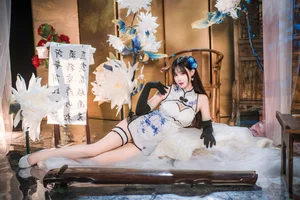 Elegant Blue and White Porcelain Cheongsam Photography: Modern Qipao Style Inspiration by Hanyu Sanwei-18