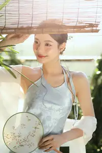 East Asian Grace: Girl in Modernized Attire and Exquisite Hair Ornament-10