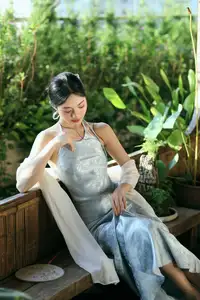 East Asian Grace: Girl in Modernized Attire and Exquisite Hair Ornament-13